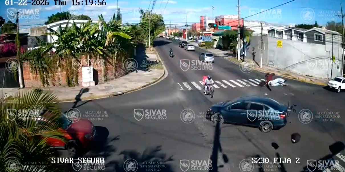 VIDEO. Aparatoso accidente. Dos motociclistas "volaron" tras chocar con auto 