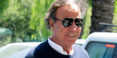Acusan a Julio Iglesias de agresiones sexuales: exempleadas relatan abusos en mansiones del Caribe