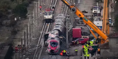 Cataluña vive jornada negra: un tren descarrila y otro choca contra un muro