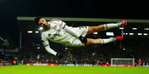 Golazo de Raúl Jiménez le da tres puntos al Fulham frente al Chelsea
