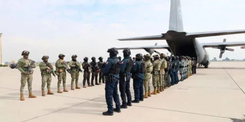 México entrega a 37 líderes del narco a Estados Unidos; Harfuch confirma tercer traslado en un año