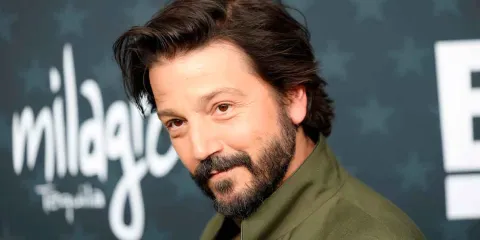Necesitamos la comedia para podernos corregir: Diego Luna en los Critics Choice Awards 2026