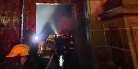Sujetos provocan incendio en la Catedral de Puebla durante la madrugada de HOY