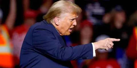 Trump responde con gesto obsceno a trabajador que lo insultó durante visita a planta de Ford en Michigan