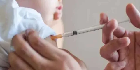 EU modifica su calendario de VACUNACIÓN INFANTIL: nuevos lineamientos generan debate 