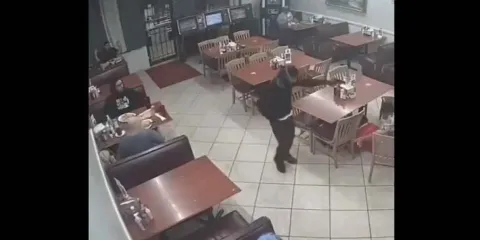 VIDEO. Comensal armado frustra asalto en restaurante y abate a presunto ladrón