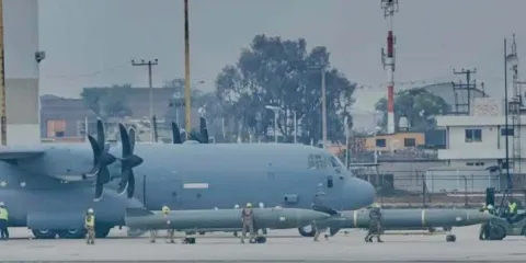 Vuelo militar de Estados Unidos llega a Toluca tras alerta aérea